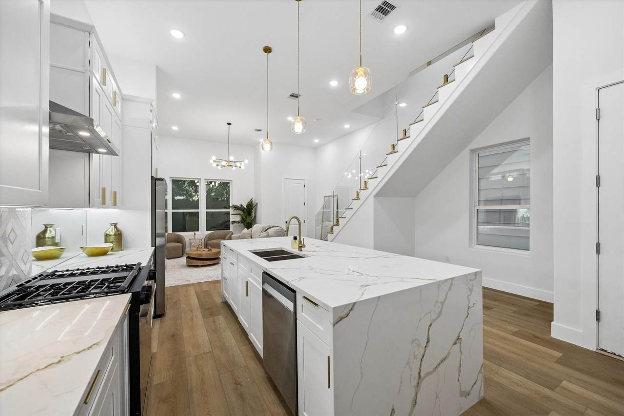 120 Velasco Street - Photo 1