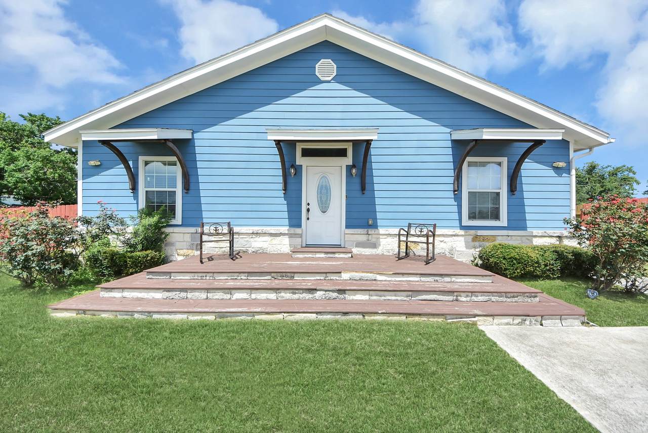 1106 8th Street - Photo 1