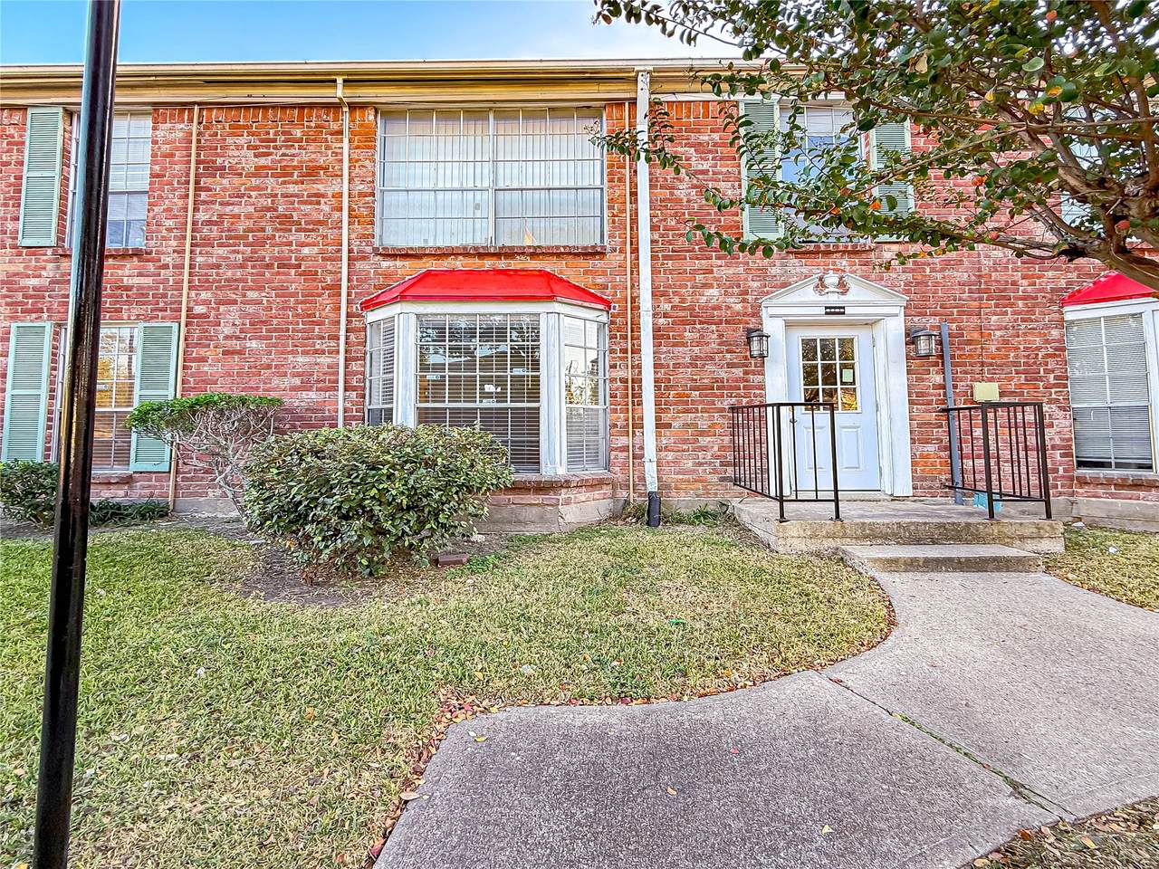 9201 Clarewood Drive - Photo 1
