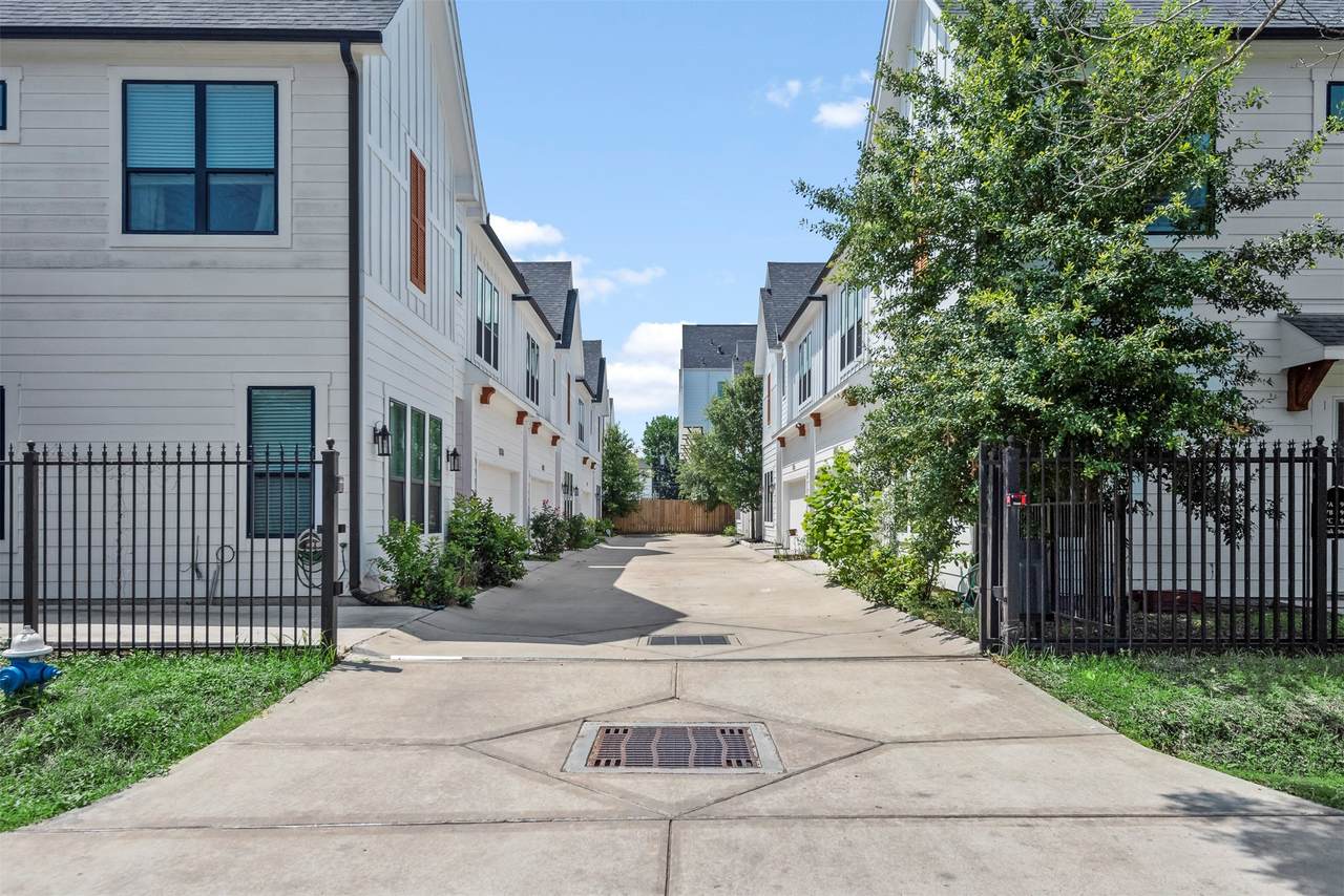 909 Oak Street - Photo 1