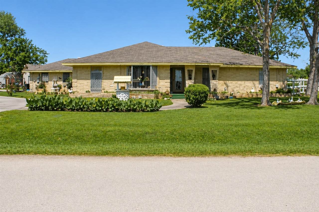 206 Riverside Street - Photo 1