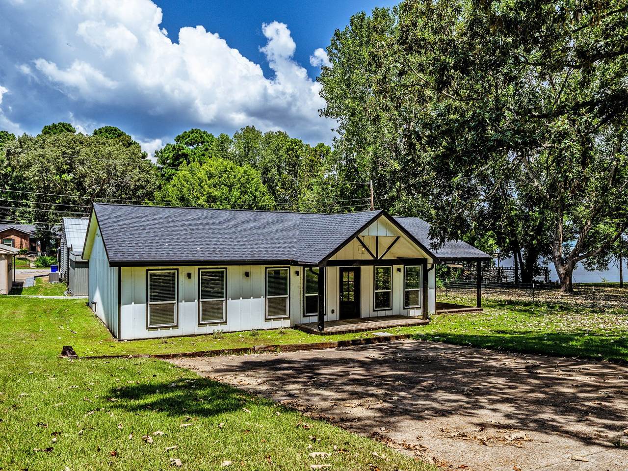 161 Lakeway Circle - Photo 1