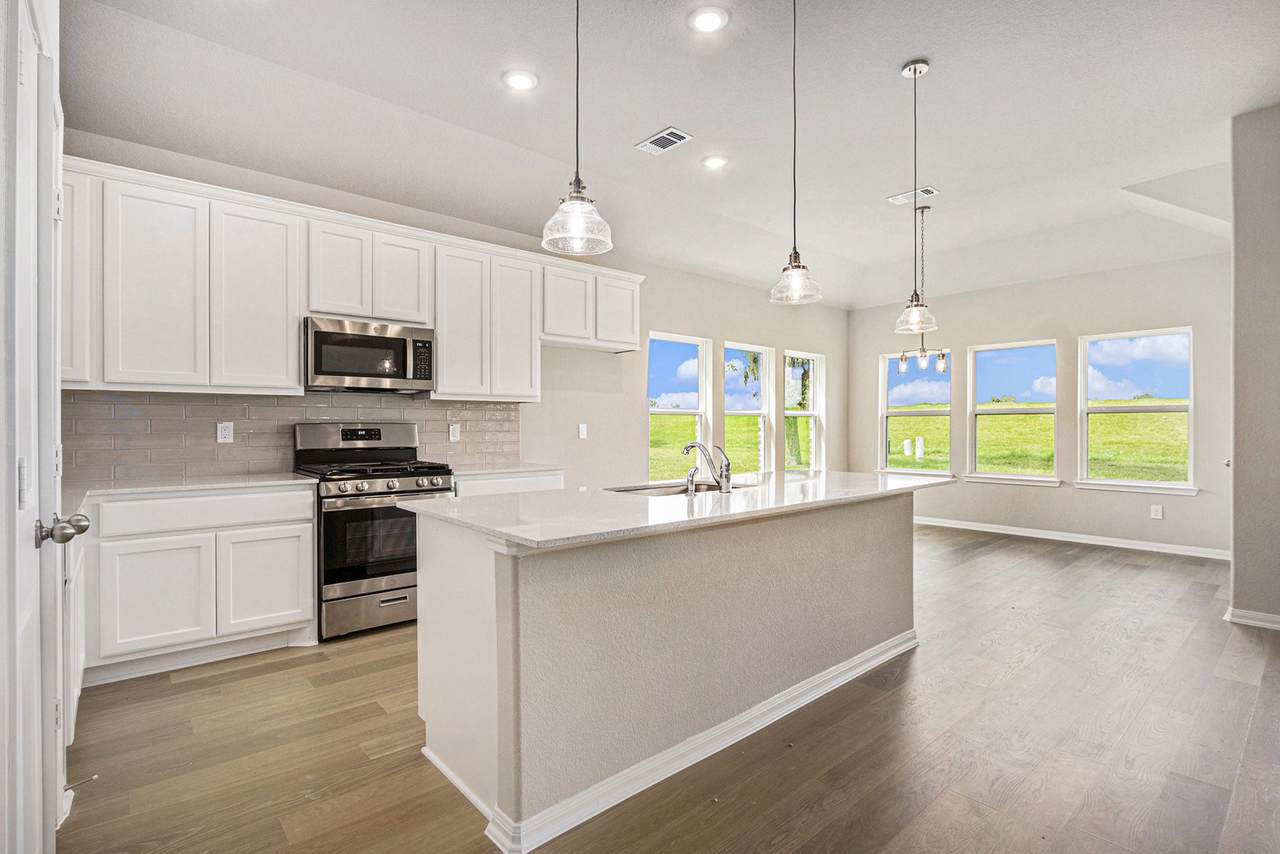 2102 Twin Lakes Boulevard - Photo 1