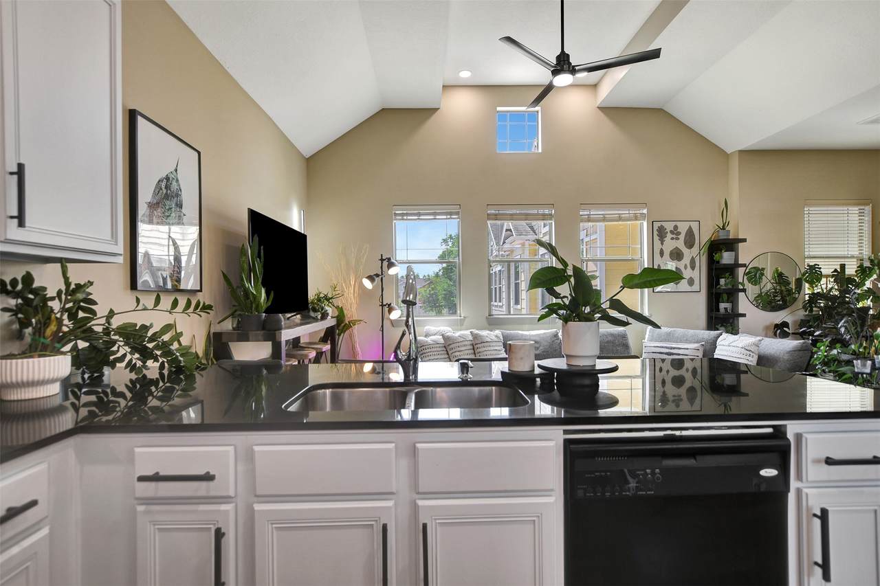 837 25th Street - Photo 1