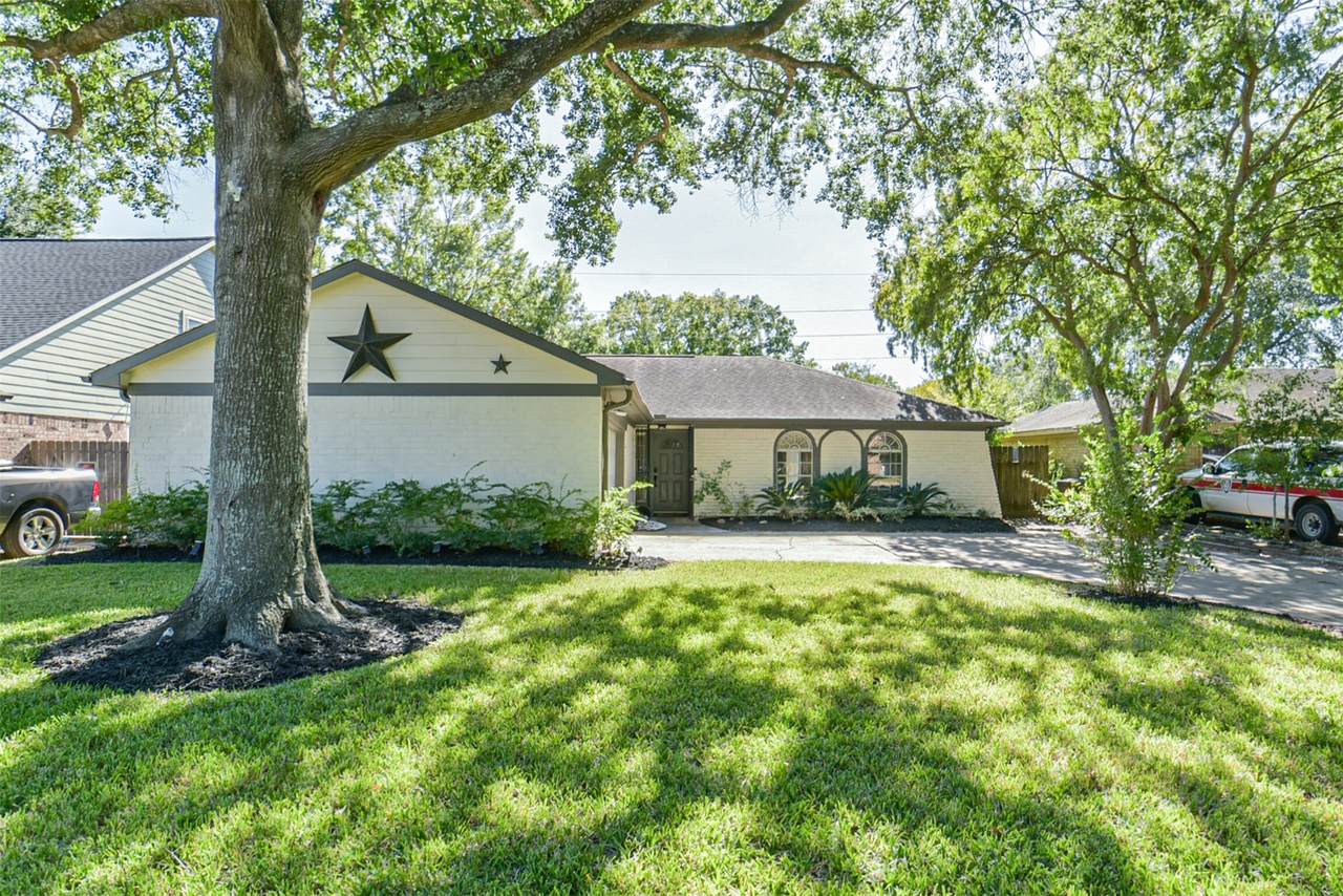22203 Fincastle Drive - Photo 1