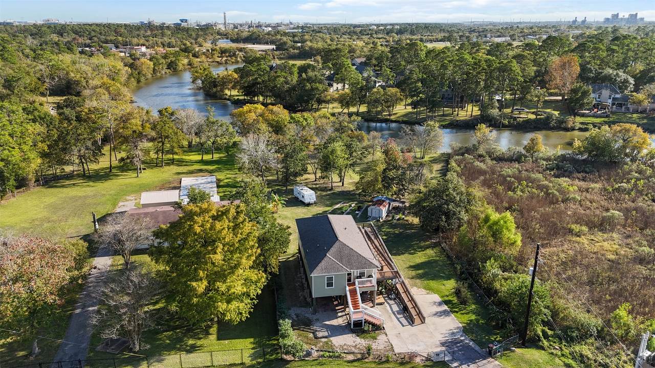 9810 Oak Leaf Drive - Photo 1