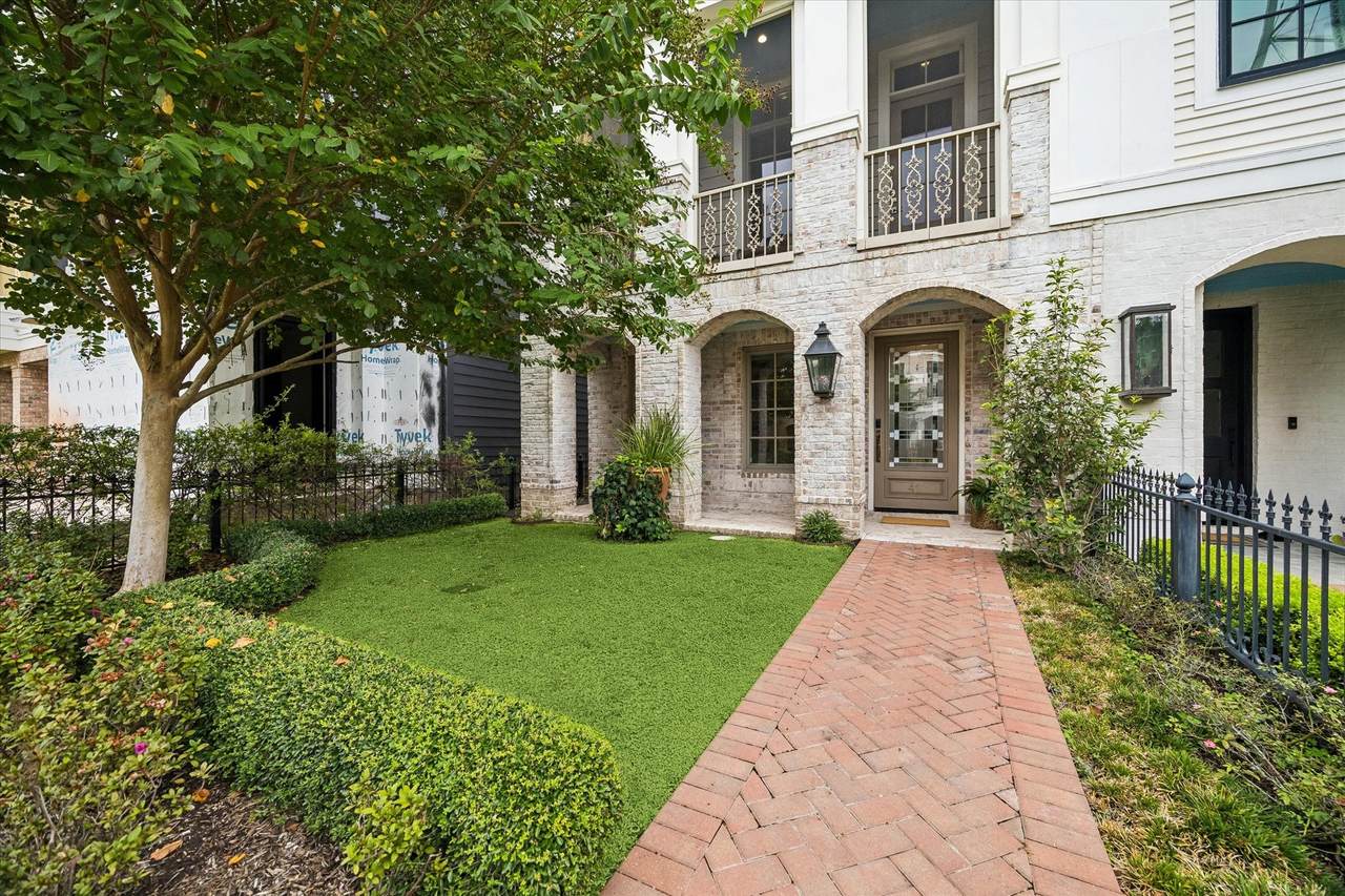 41 Crain Square Boulevard - Photo 1