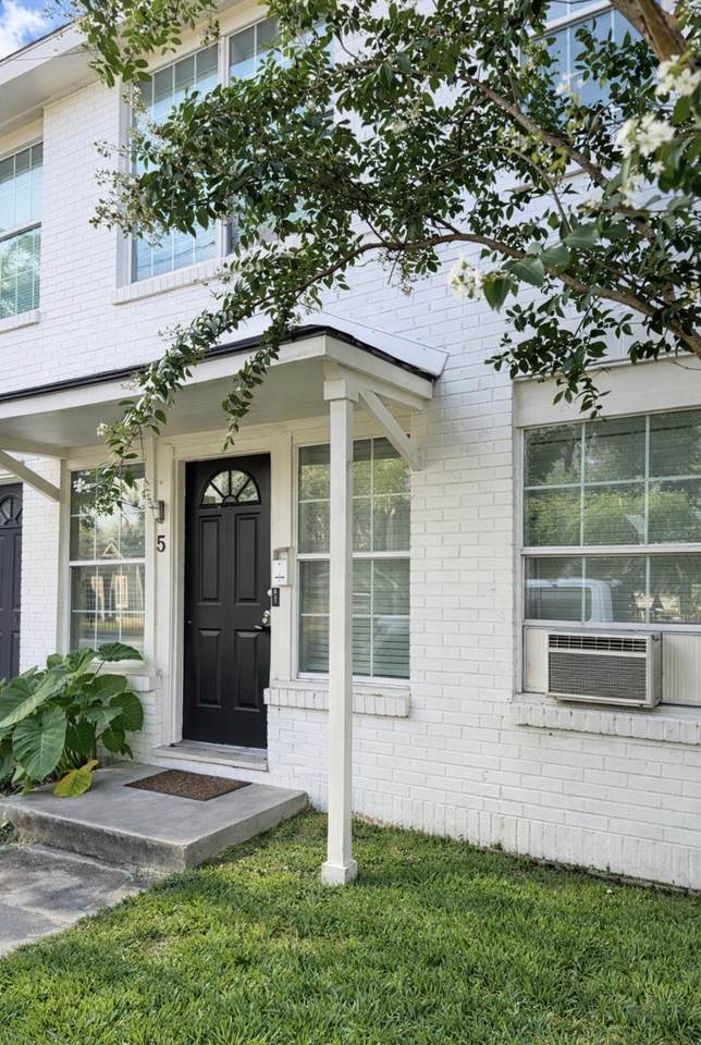 905 Oakhurst Street - Photo 1