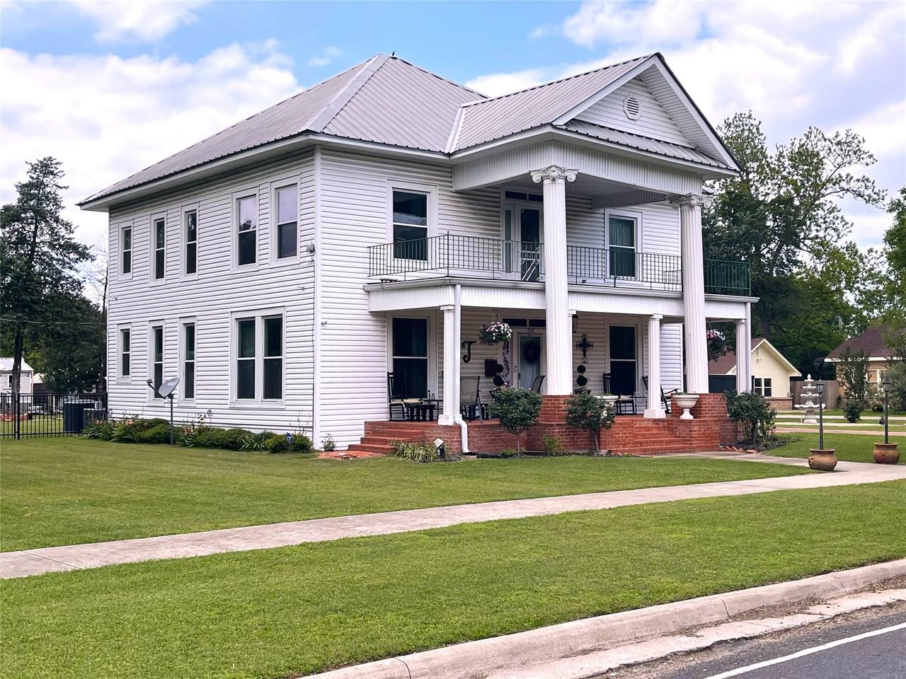 702 9th Avenue - Photo 1