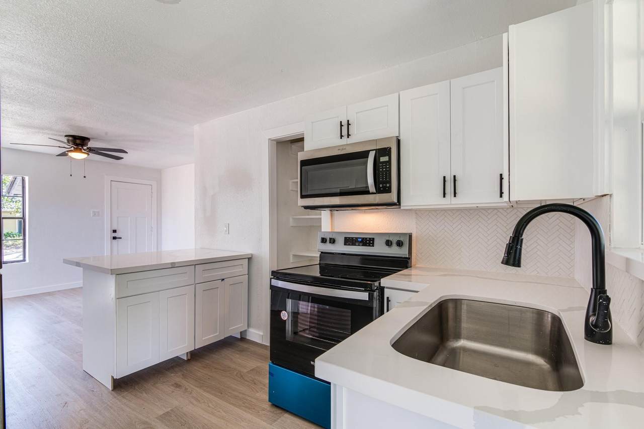 1105 Valderas Street - Photo 1