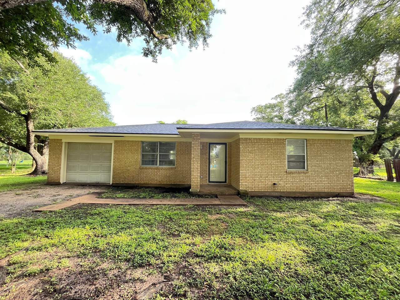 409 La Bradford Drive - Photo 1