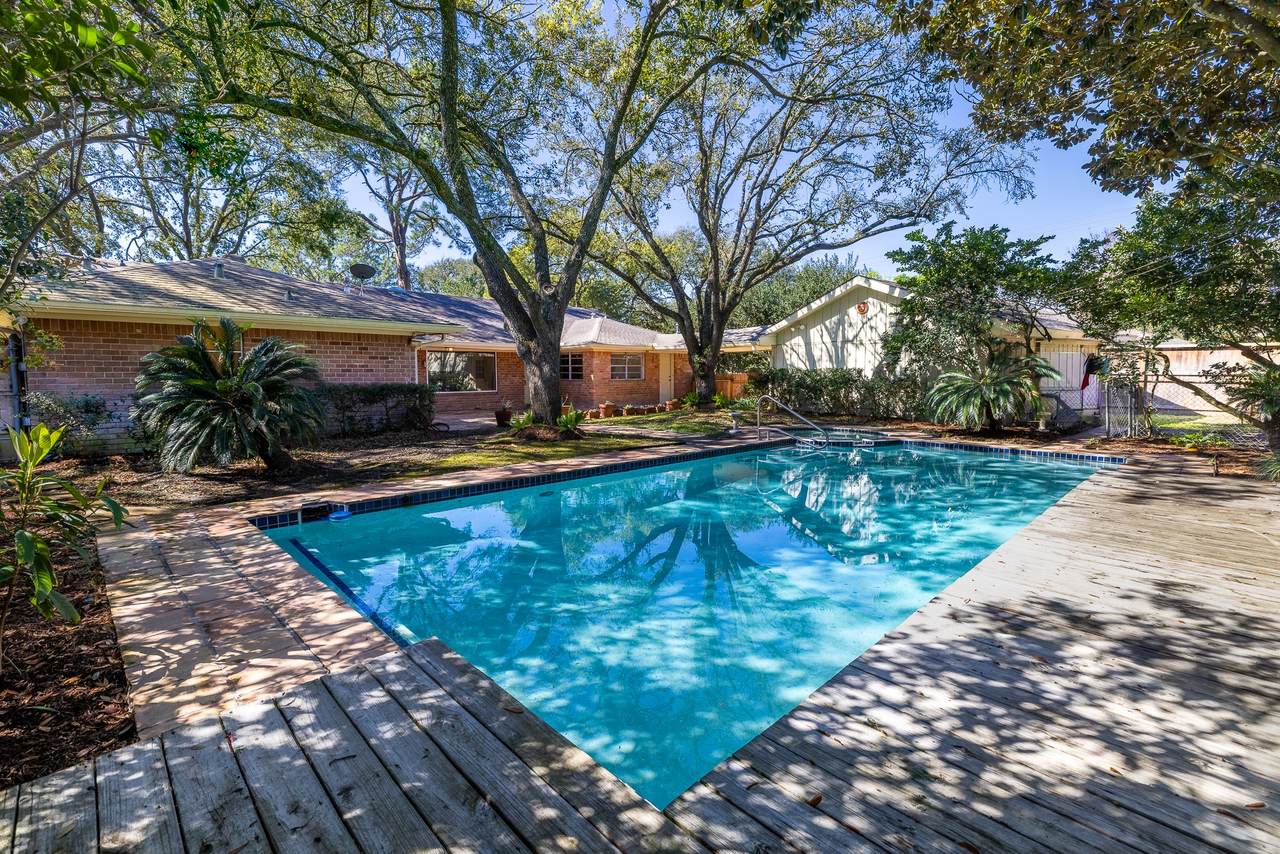 5238 Loch Lomond Drive - Photo 1