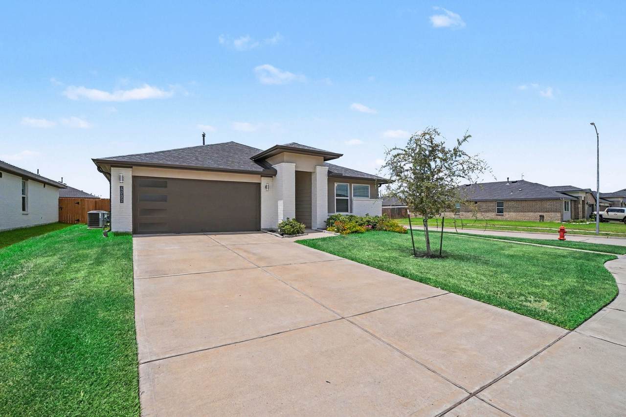 4002 Itzle Island Court - Photo 1