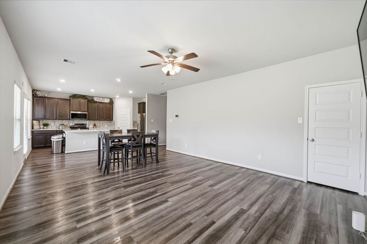 1812 Kingsford Prairie Court - Photo 1