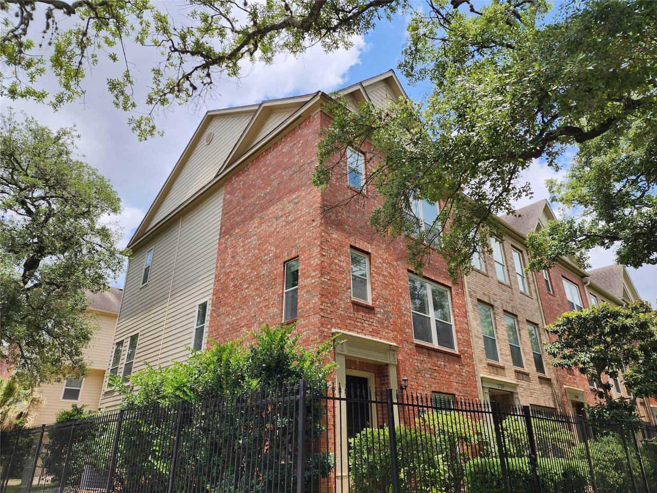 2722 Crawford Street - Photo 1