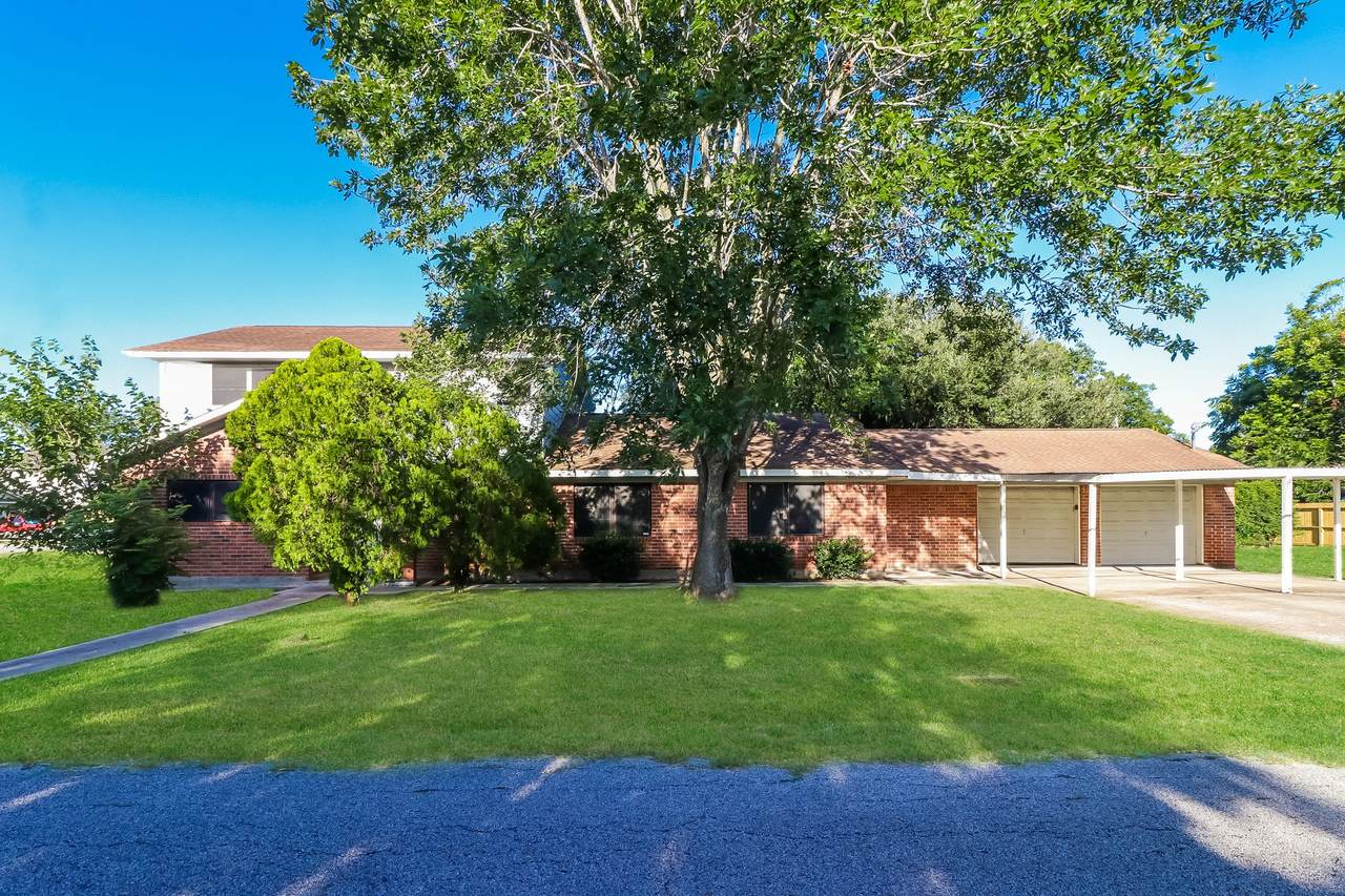 1002 Avenue L - Photo 1