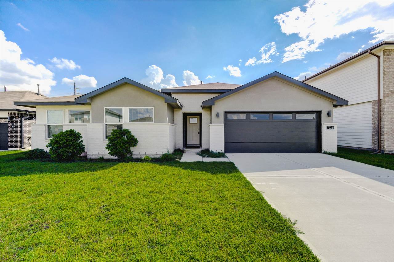 1826 Sandy Trail Lane - Photo 1