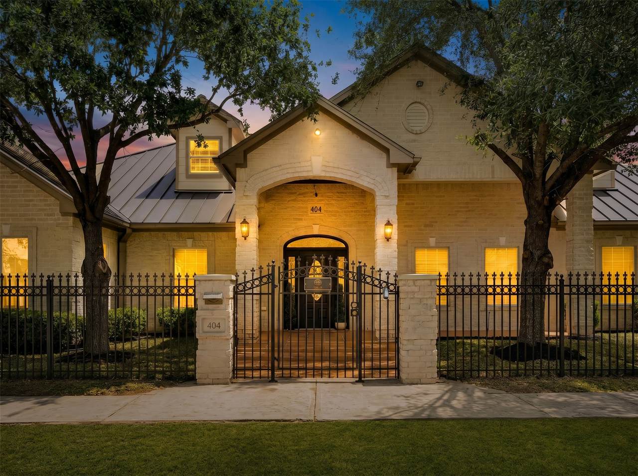 404 Moss Street - Photo 1