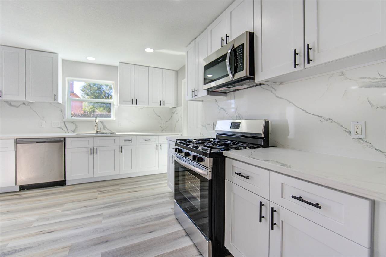 1831 Courtside Place Drive - Photo 1