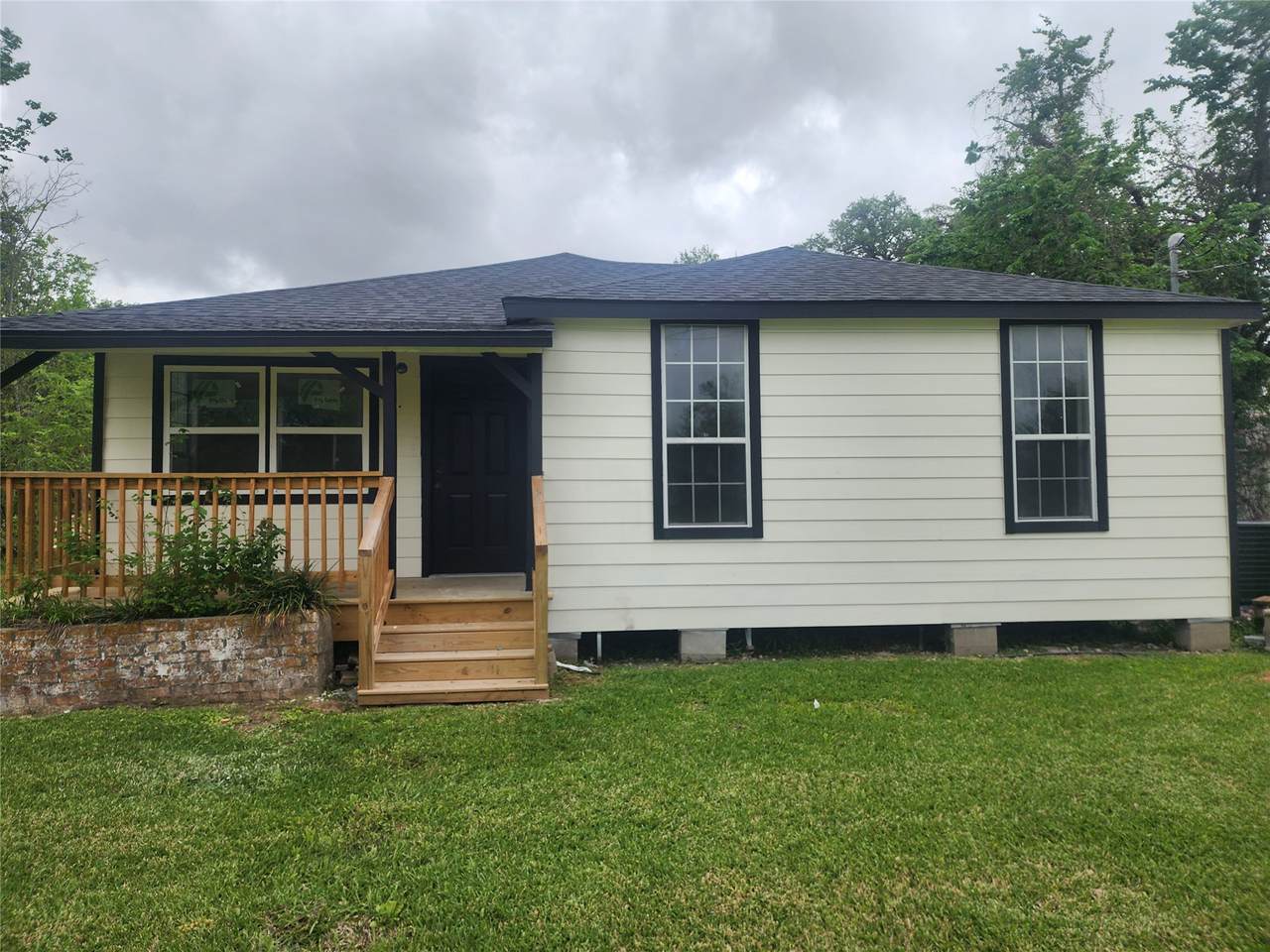 839 Yaupon Street - Photo 1