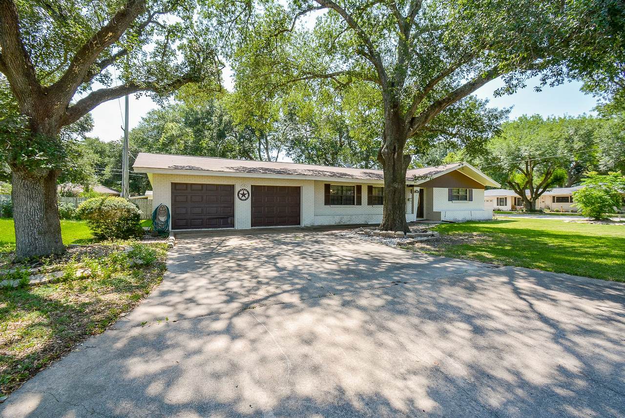 902 Avenue I - Photo 1