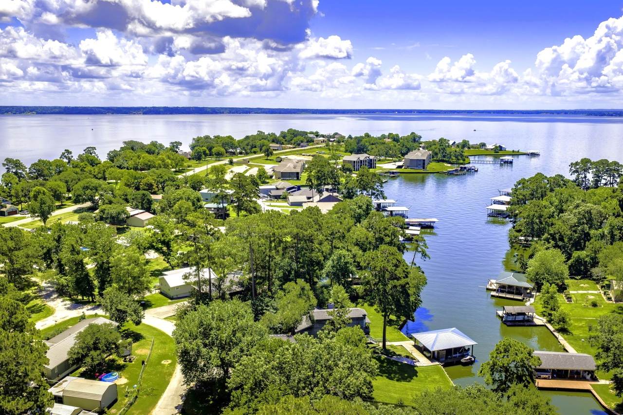 305 Lakeshore Dr - Photo 1