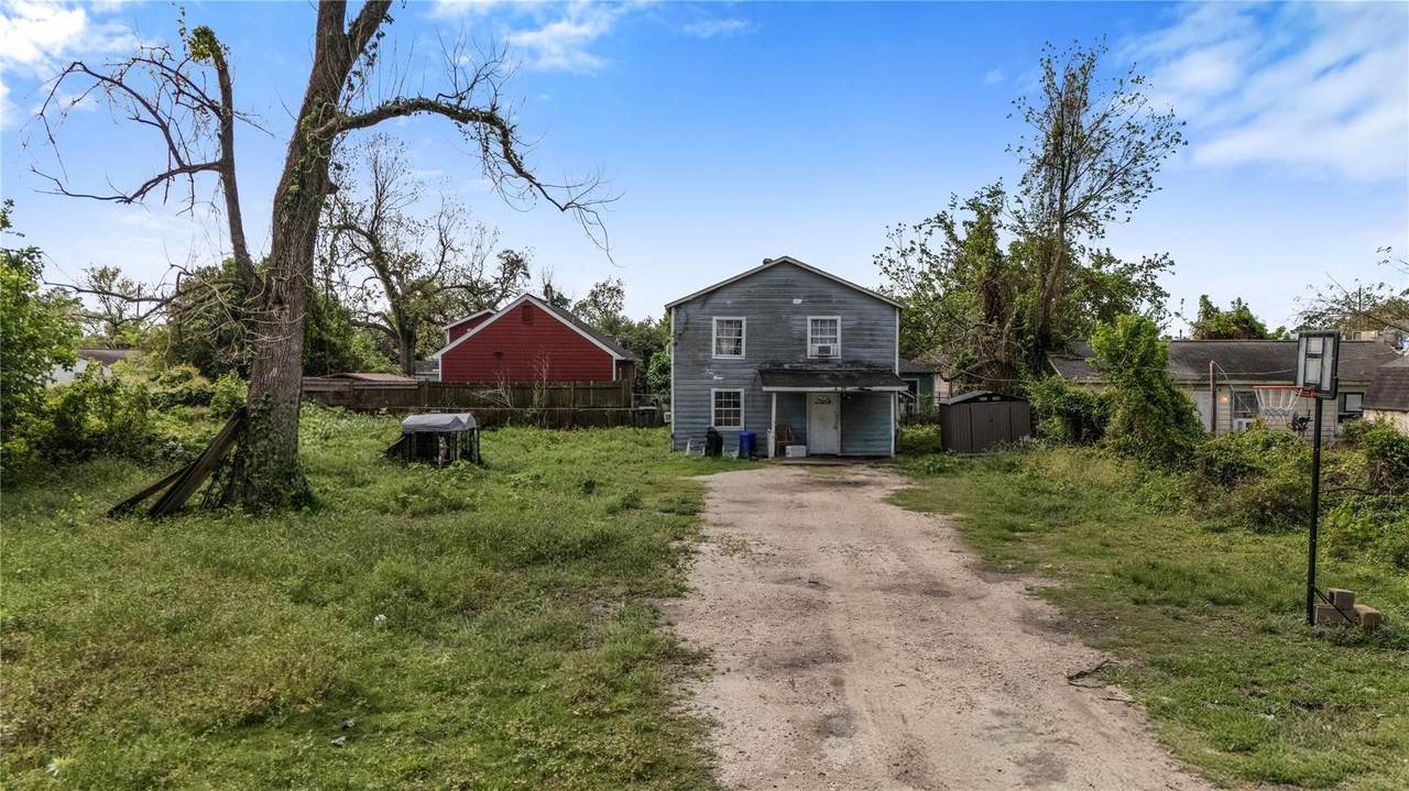 1104 Charnwood Street - Photo 1