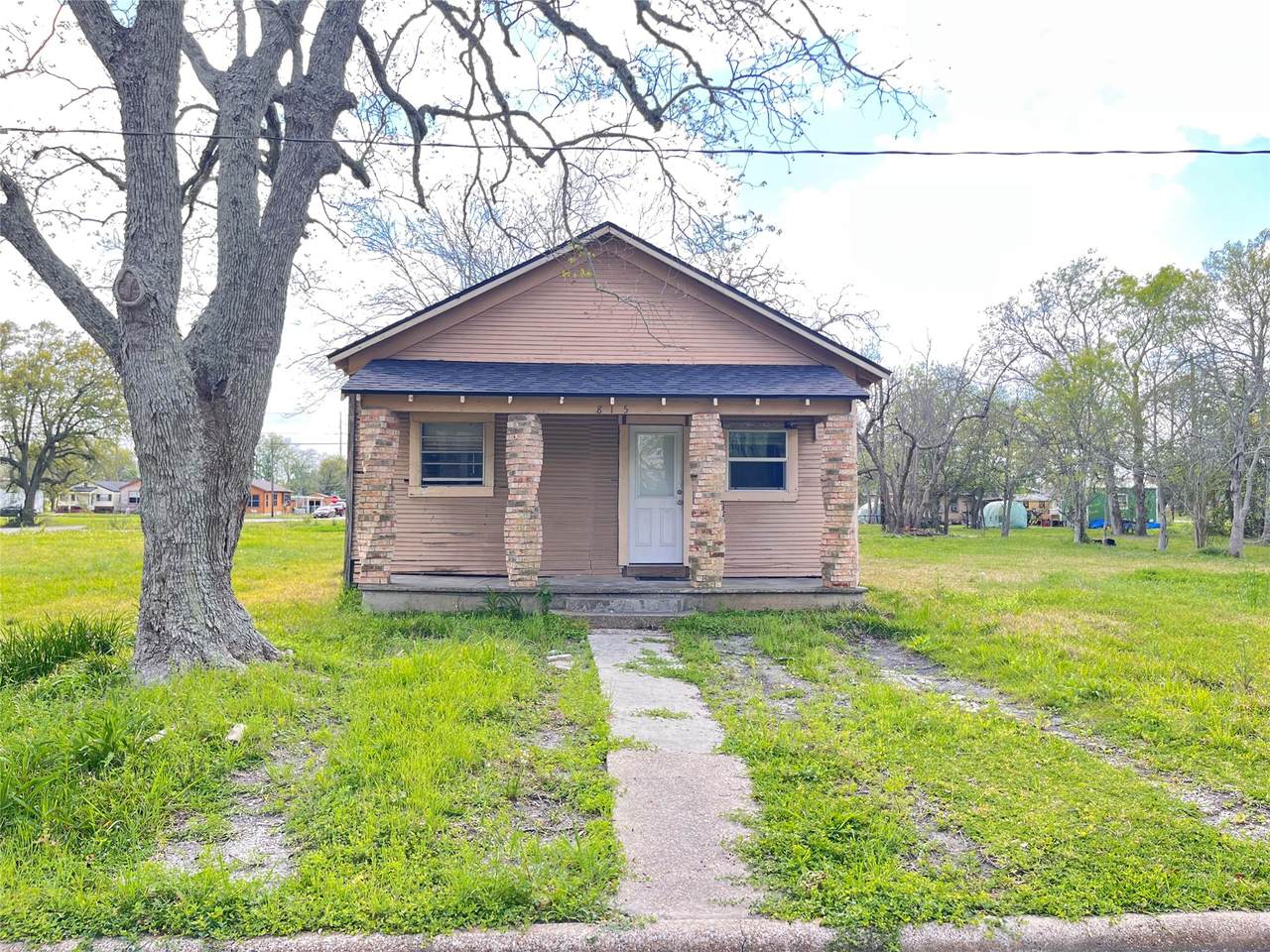 815 Welford Avenue - Photo 1