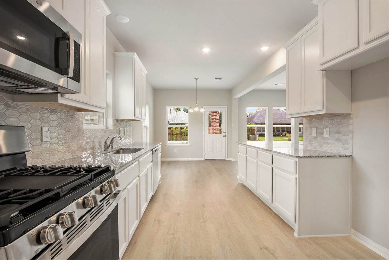 107 Pecan Valley Drive - Photo 1