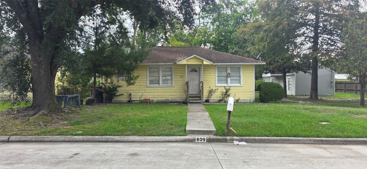 809 Avenue D - Photo 1