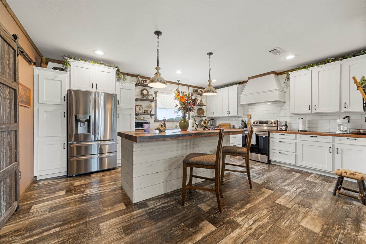 451 Private Road 1505 - Photo 1