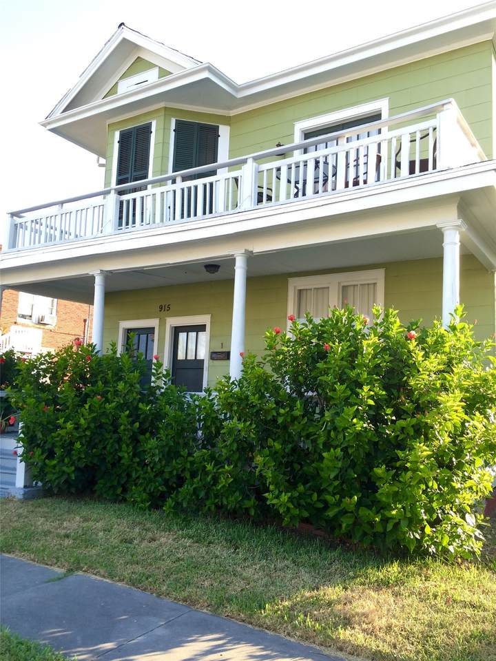915 11th Street - Photo 1