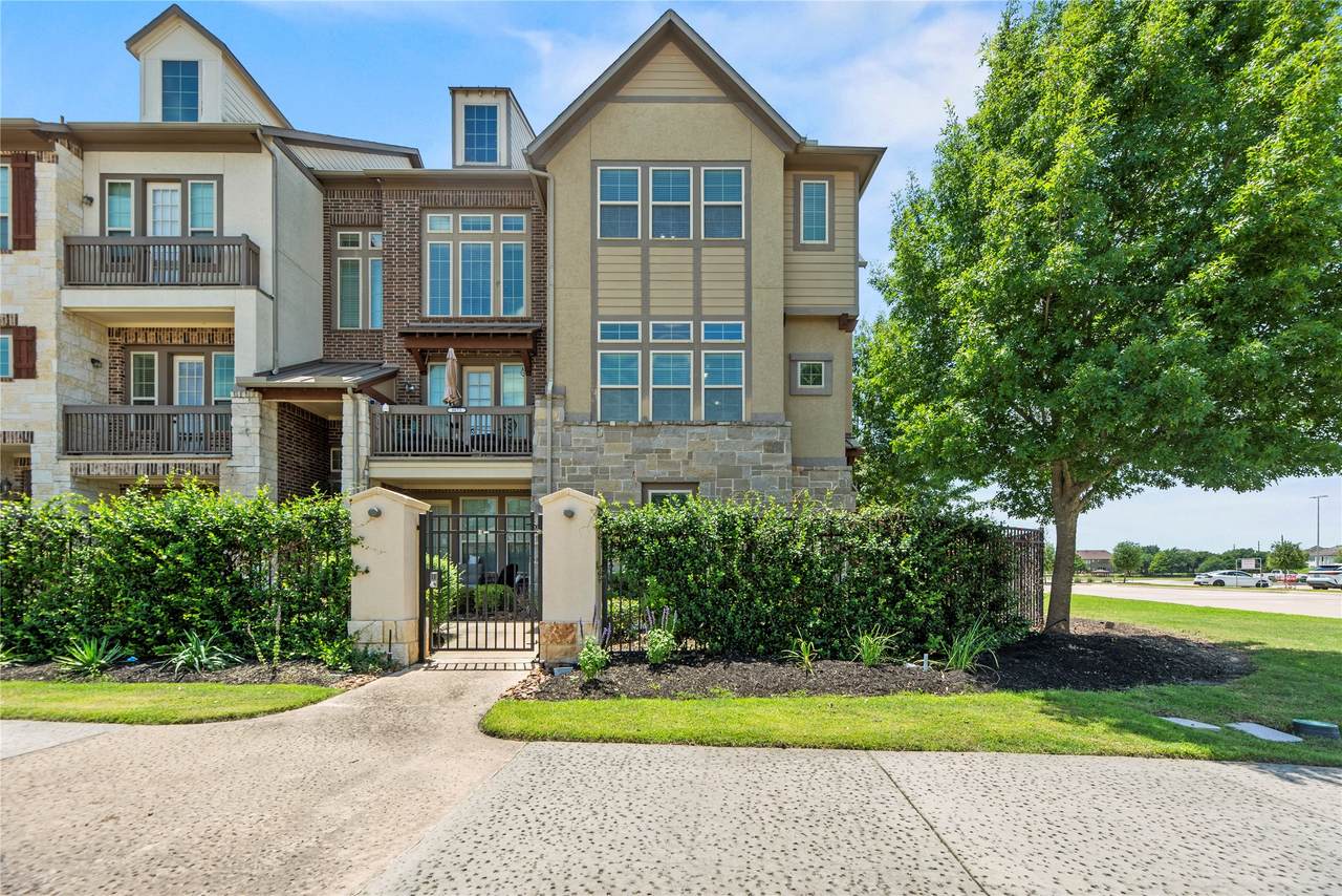 9679 Towne Lake Parkway - Photo 1