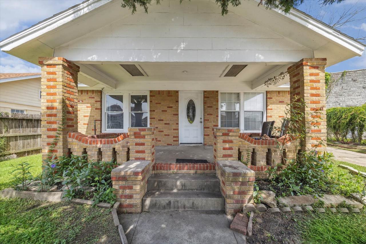 2504 Oakcliff Street - Photo 1