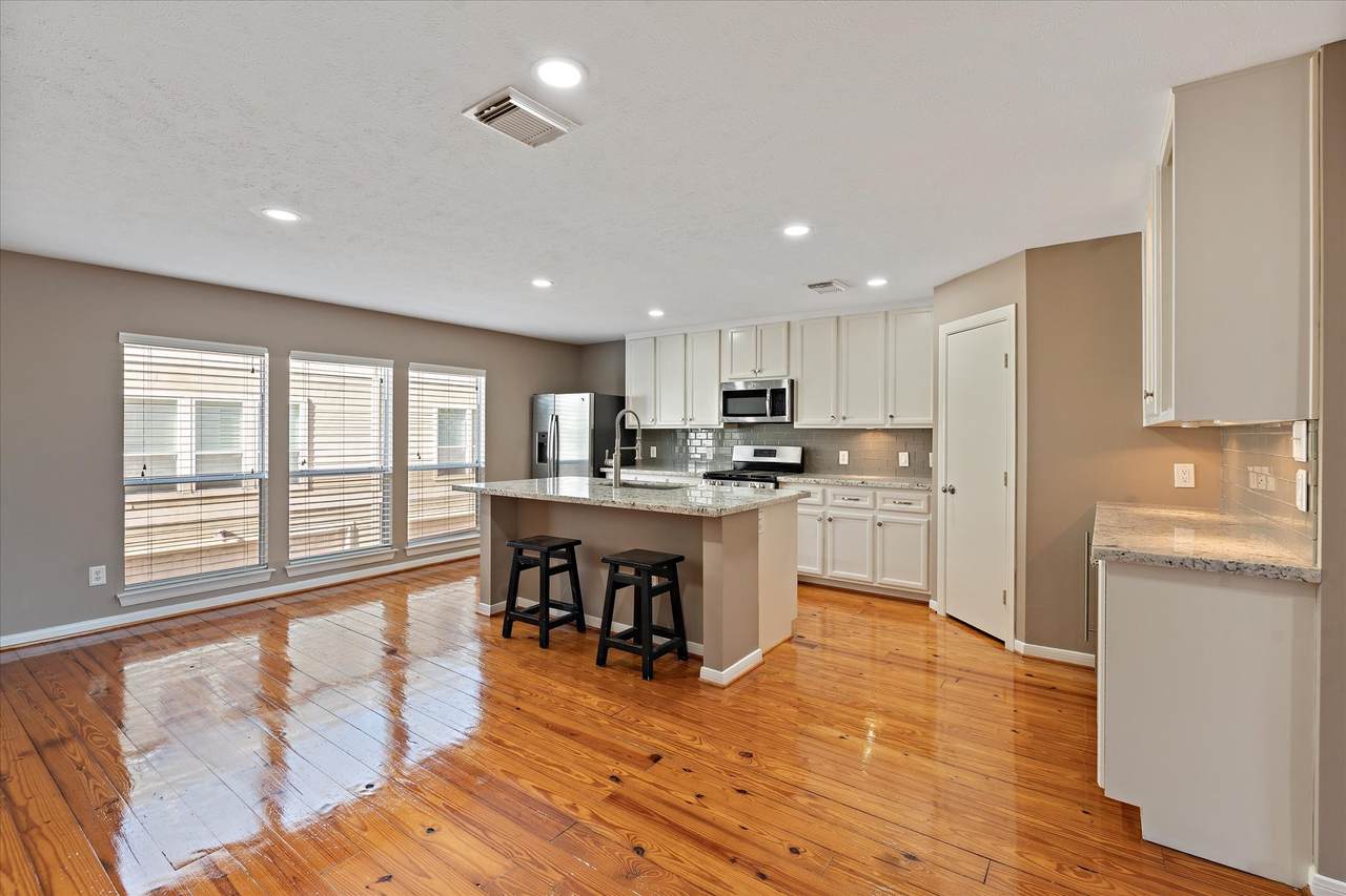 2922 Crawford Street - Photo 1