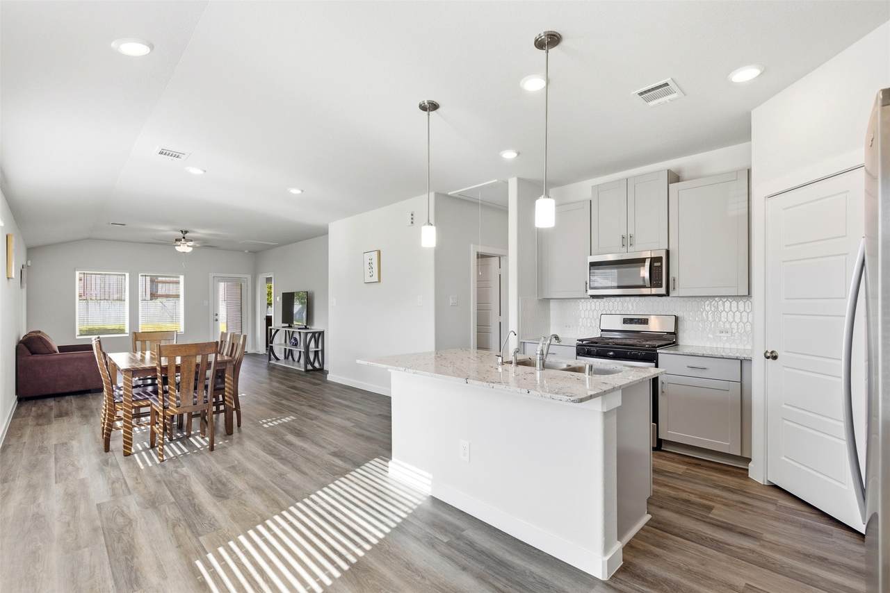 216 Shore Pointe Ct - Photo 1