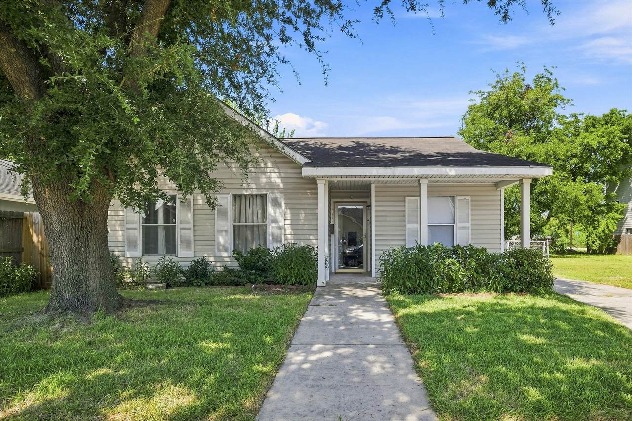 1715 Brewster Street - Photo 1