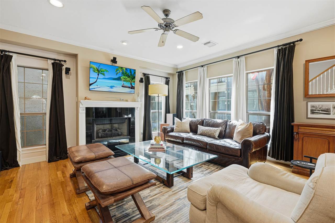 527 Oxford Street - Photo 1