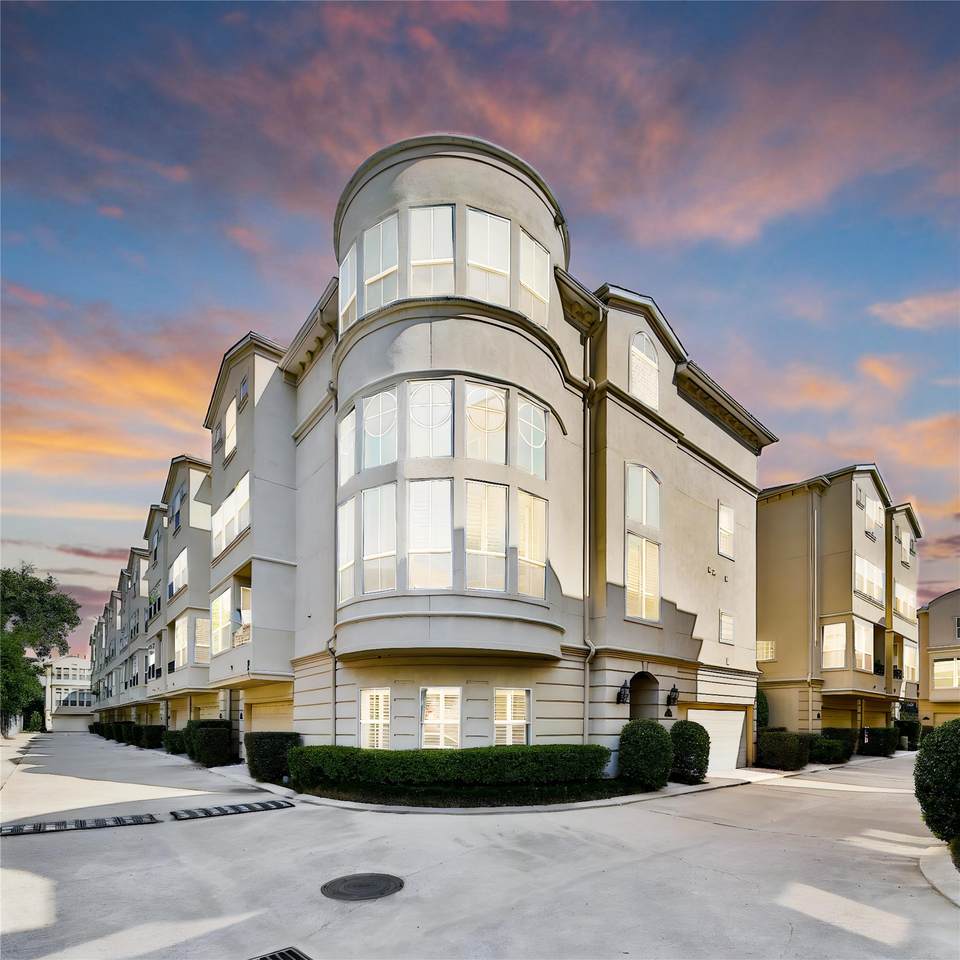 1515 Hyde Park Boulevard - Photo 1