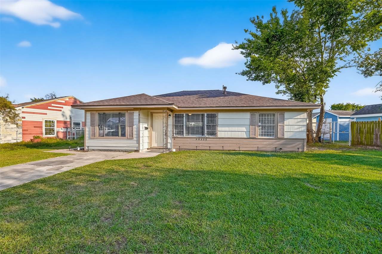 6112 Pineway Boulevard - Photo 1