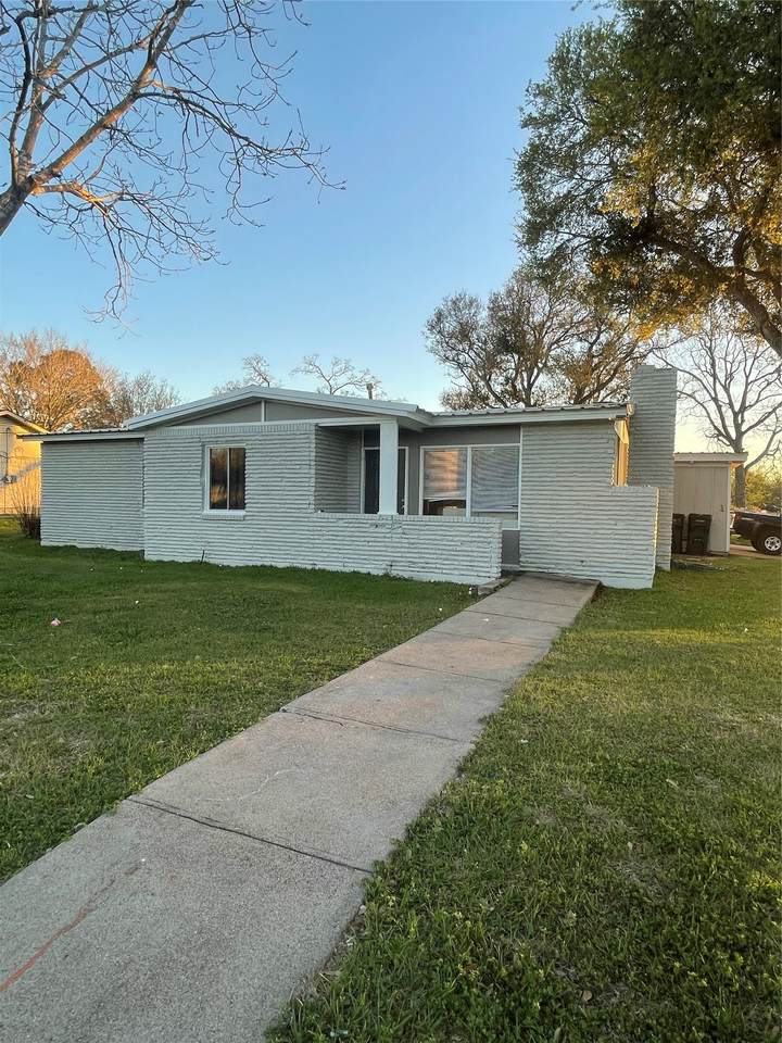611 Sarah Street - Photo 1