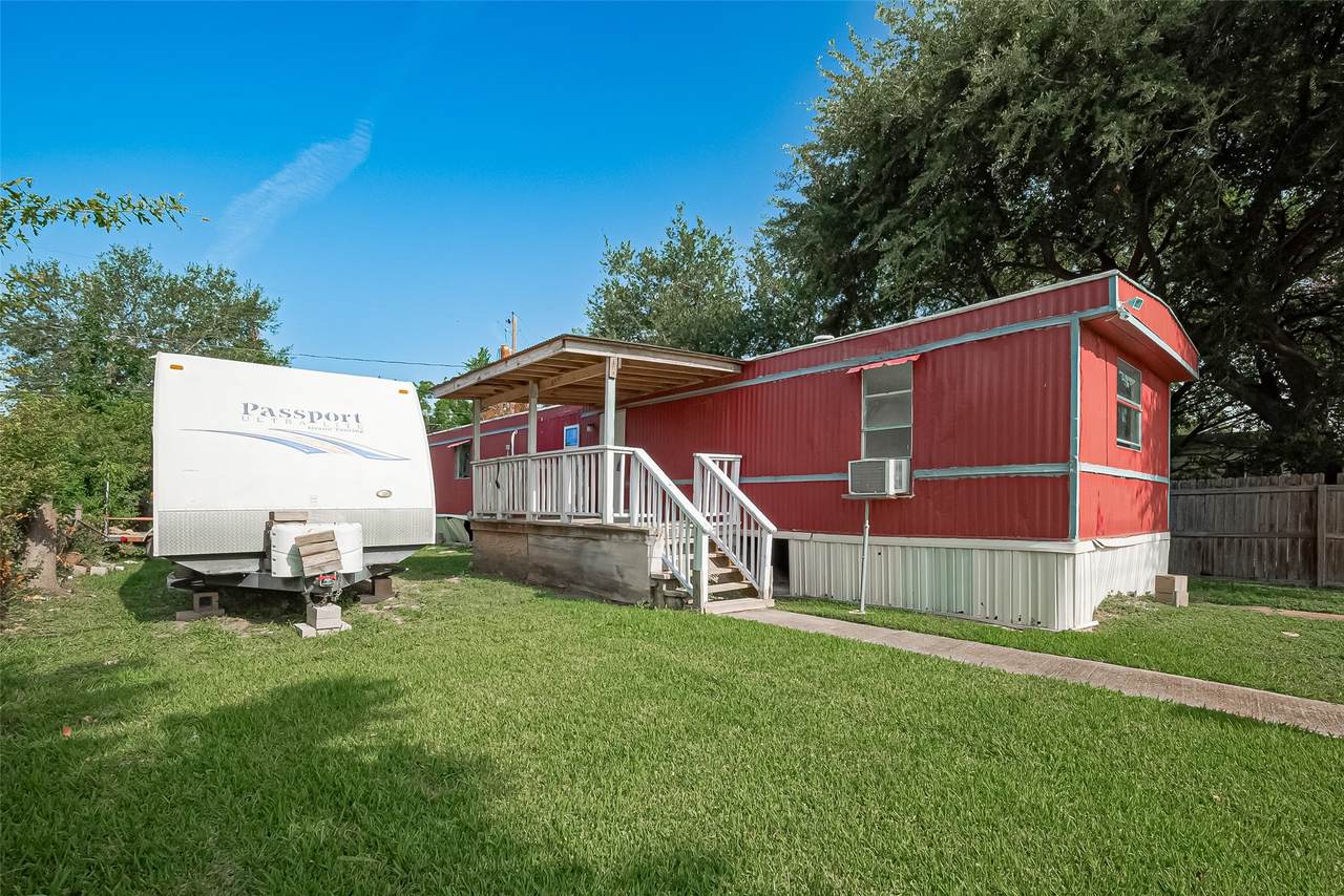 914 Davis Street - Photo 1