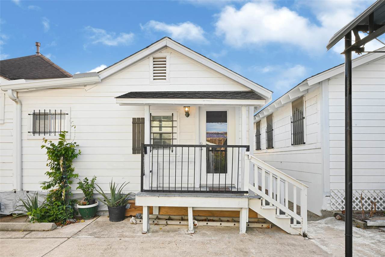 305 N Live Oak Street - Photo 1