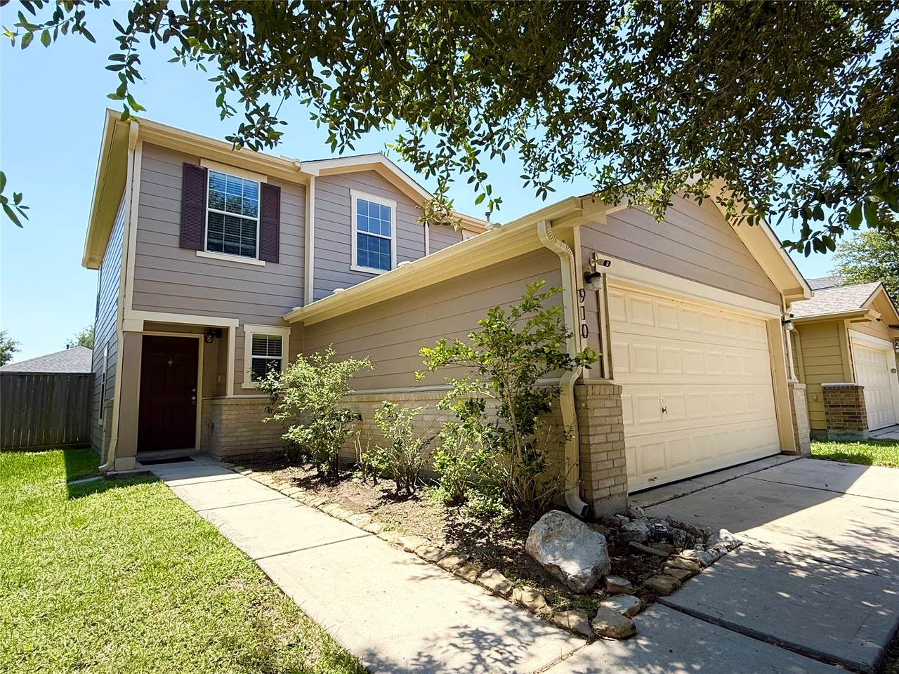 910 Staffordale Manor Lane - Photo 1