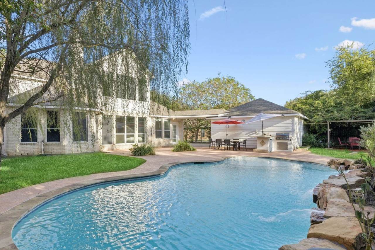 1906 Blue Water Bay Drive - Photo 1