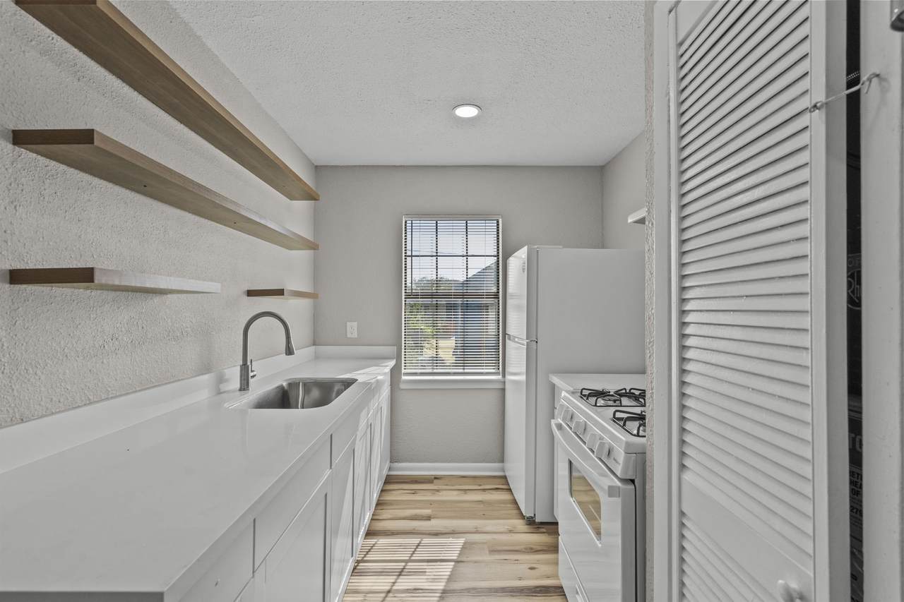1927 Avenue M 1/2 - Photo 1