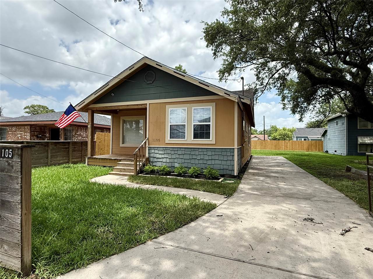 1105 Melbourne Street - Photo 1