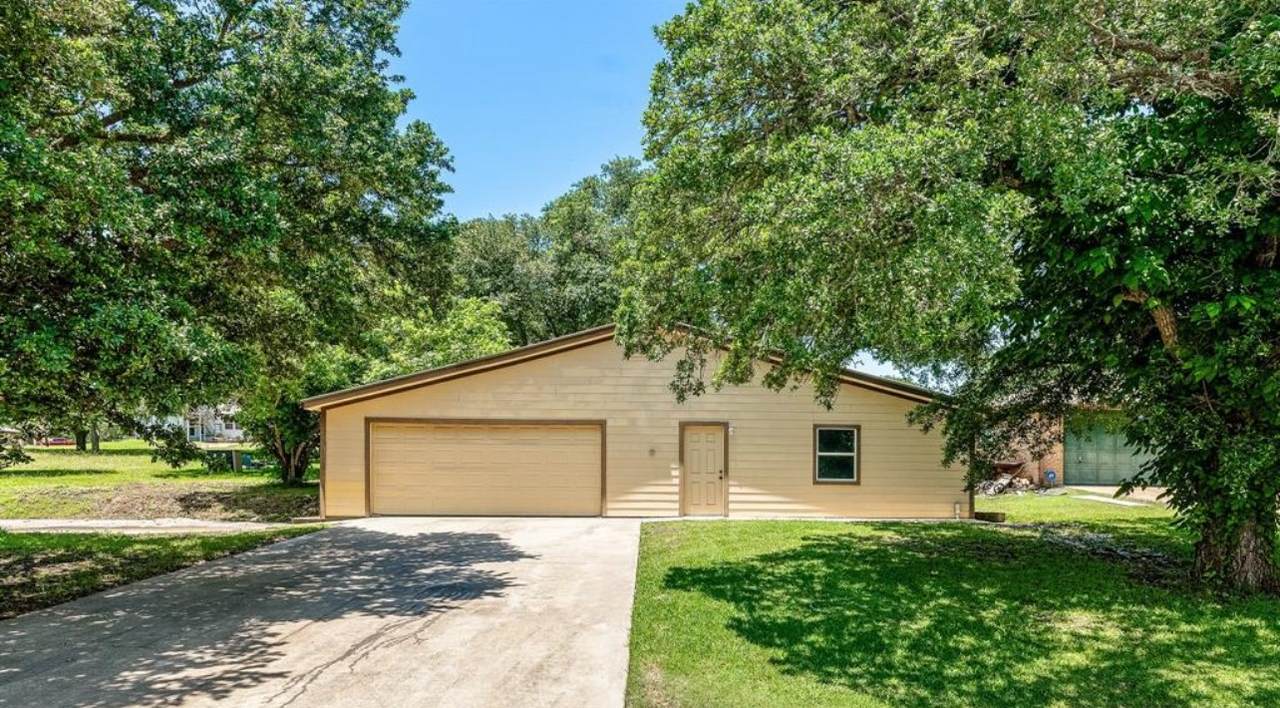 121 Lakeview Drive - Photo 1