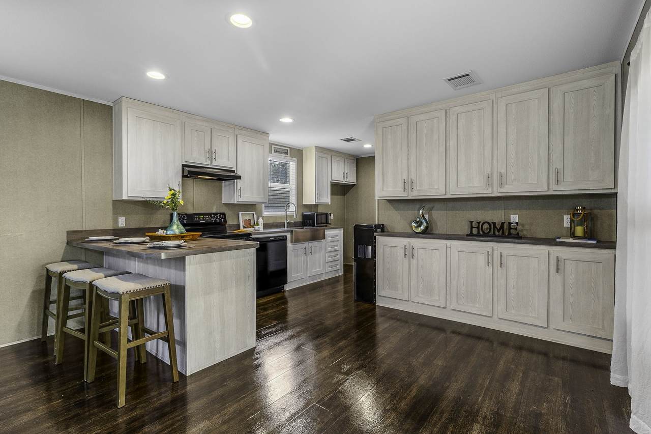 211 Woodstock - Photo 1