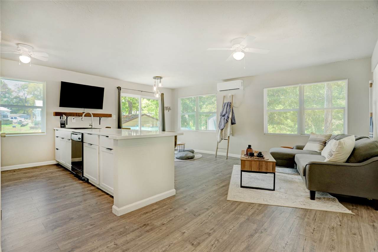 261 Commodore Drive - Photo 1